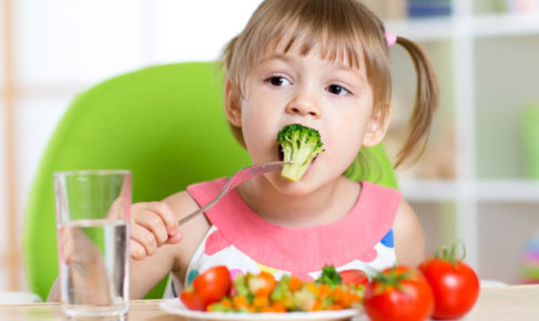 食事をする子供