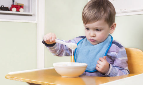 食事中の子供