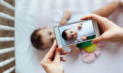 赤ちゃんをスマホで撮影