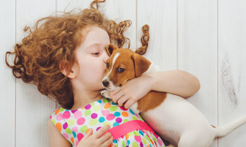 女の子と犬