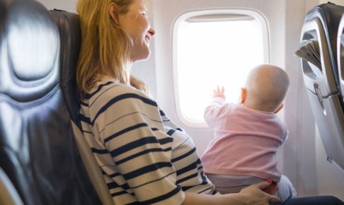 飛行機の外を見る赤ちゃん