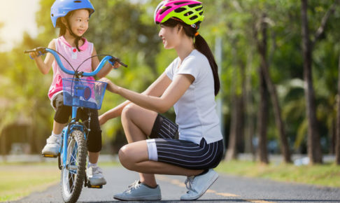 自転車を練習する子供