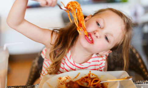 パスタを食べる子供