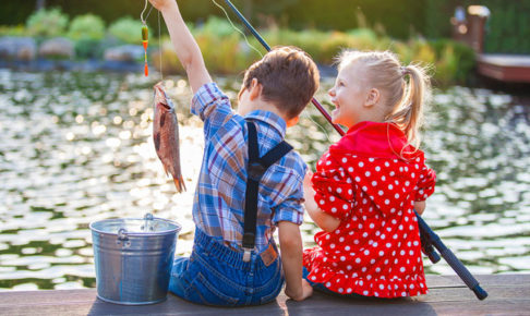 釣りをする子供