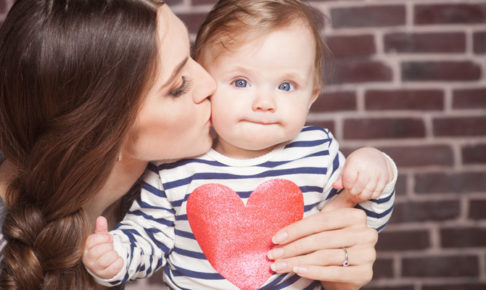 子供にキスする母親