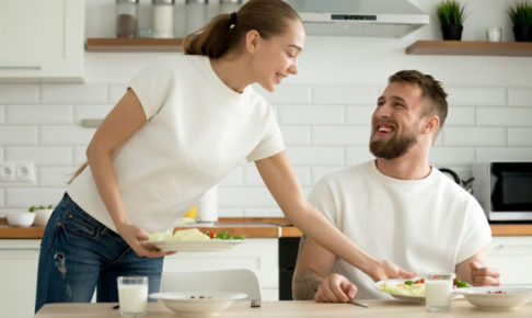 朝食を用意する妻