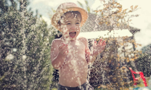 水遊びする子供