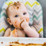 食べ物で汚れた赤ちゃん