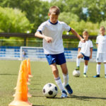 サッカーの練習をする子供