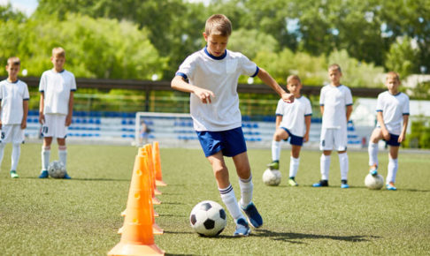 サッカーの練習をする子供