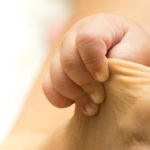 赤ちゃんが手をグーにする理由は 手を握ったり開いたりするのにも意味はある 注目excite