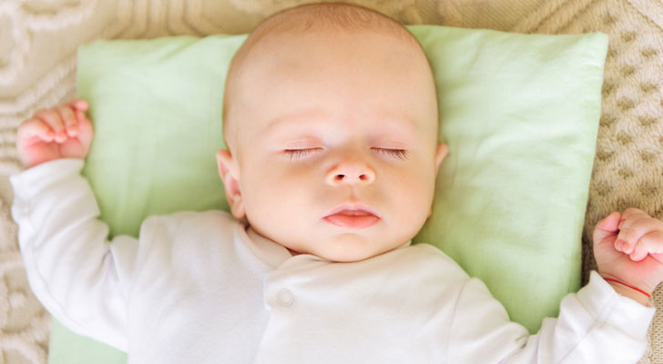 赤ちゃんがバンザイして寝るのはなぜ いつまで続く その理由や冬の対策 注目excite